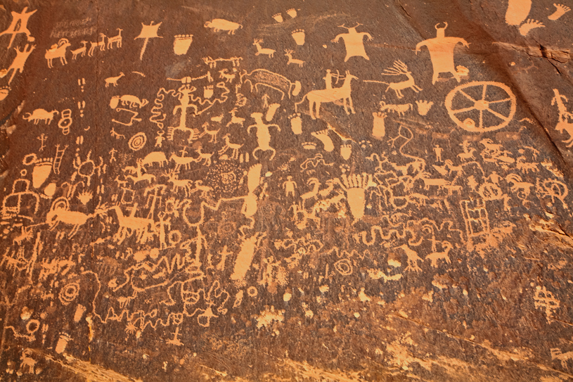 Newspaper Rock closeup by Jim Unterschultz, Wikimedia