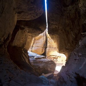 A vertical crack with a hollowed out room underneath