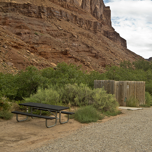 A picnic table next to red cliffs at Drinks Canyon Campground
