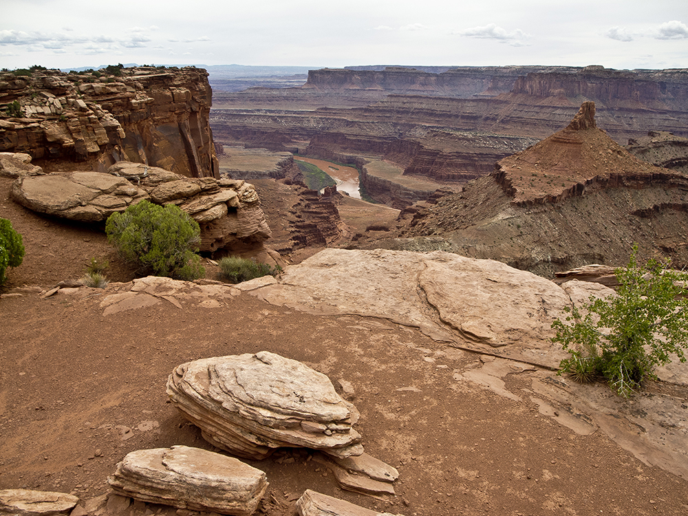 A view dropping off cliffs to the Colorado River from Dead Horse Point State Park