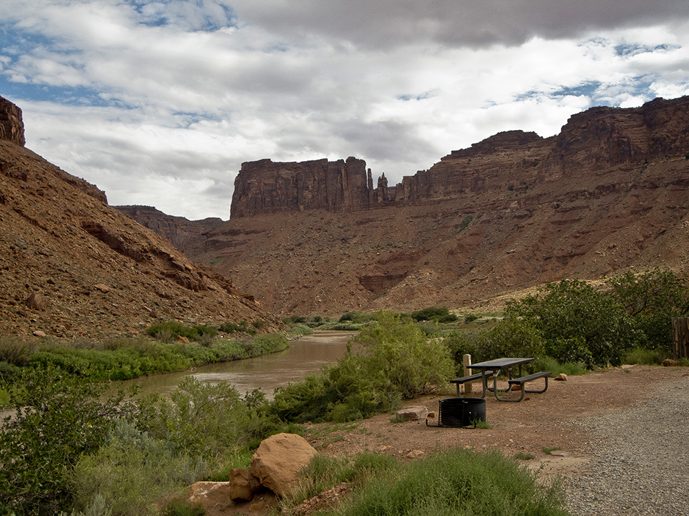 An empty campsite on the banks of the river at Drinks Canyon Campground